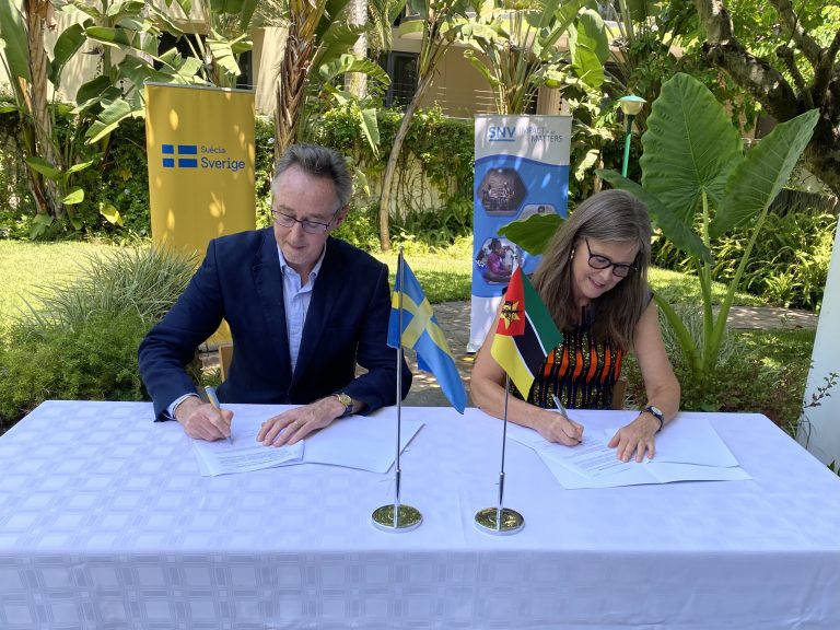 Embaixadora da Suécia em Moçambique, Mette Sunnergren e director-executivo da SNV, Simon O’Connell, assinam o acordo para financiar a iniciativa +SOL Mini-Grid