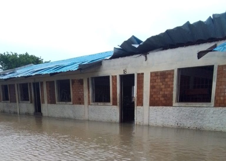 Escola inundada pelas aguas da chuva