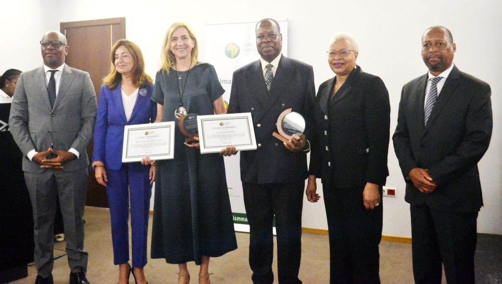 Parte de participantes de um simposio sobre saude