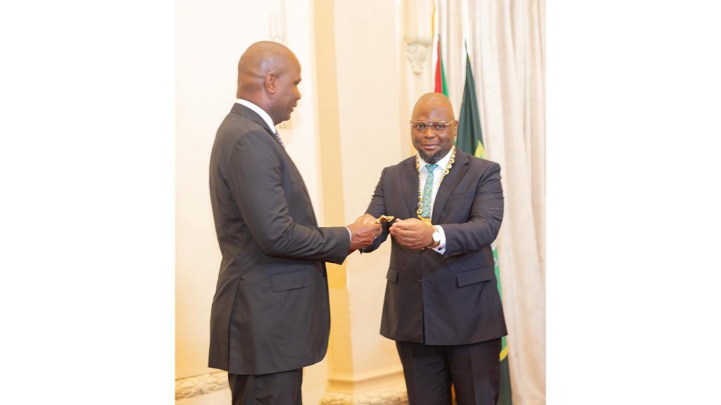 Presidente da República recebe a chave da Cidade de Maputo, num acto simbólico que marca o início da visita de trabalho à capital do país (1)_16x9