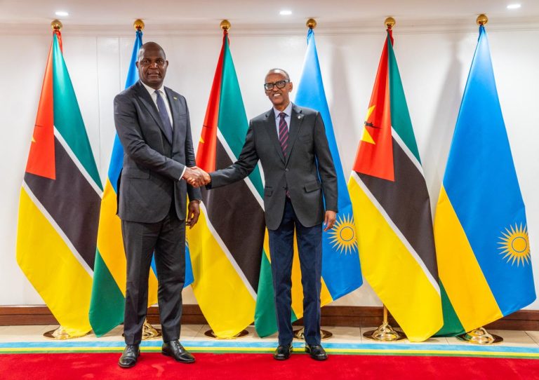 Presidentes Daniel Chapo e Paul Kagame mantêm encontro tête-à-tête e lideram conversações oficiais entre as duas delegações (3)