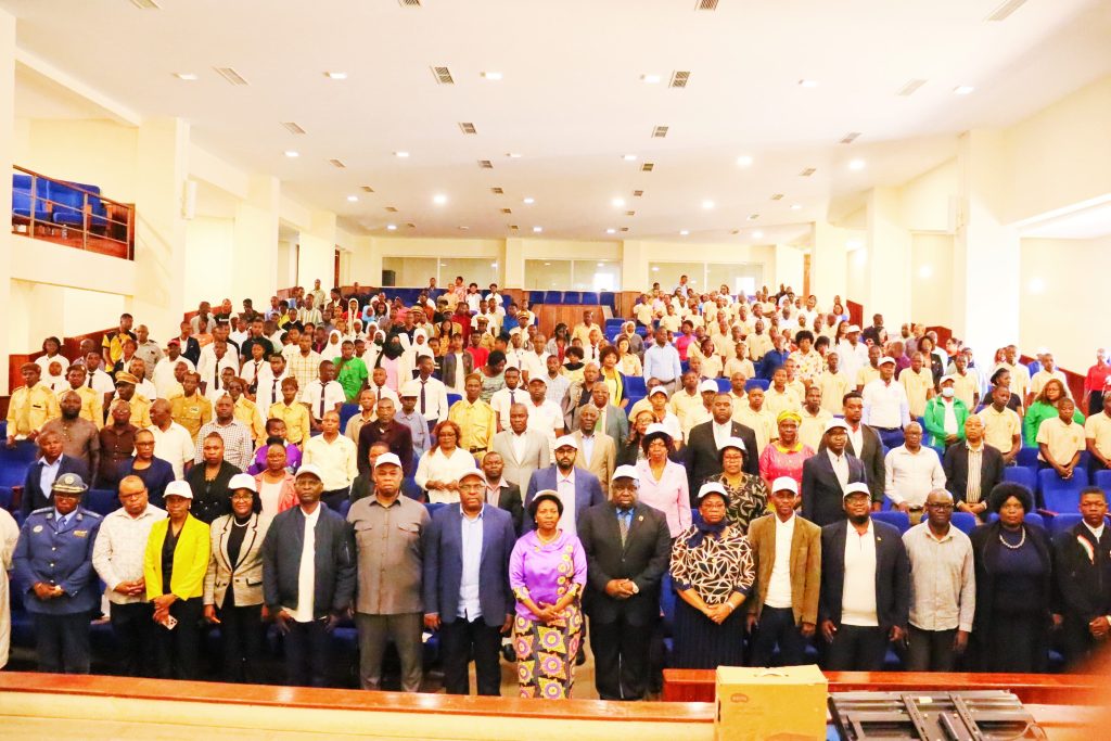 Secretária de Estado Maria Manso na foto família na cerimónia de Lançamento da semana comemorativa do Dia da SADC,