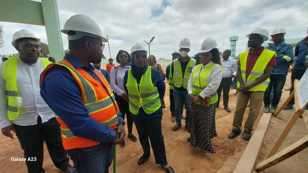 Presidente da AR visita obras do Hospital Geral de Nampula