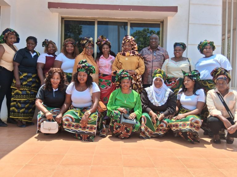 Margarida Talapa e professores de Murrupula