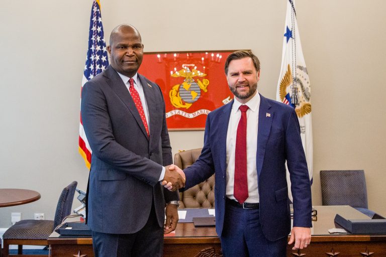 Presidente da República recebido na Casa Branca pelo Vice-Presidente dos Estados Unidos da América (4)