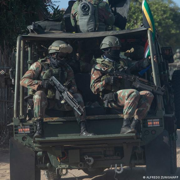 Soldados no carro em Cbao ddelgado