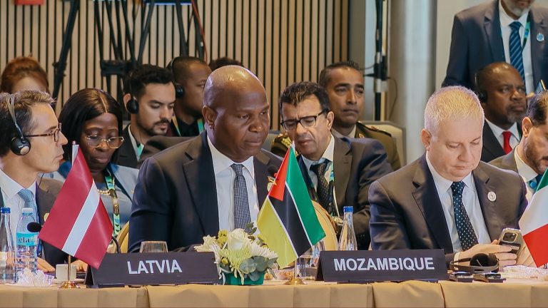 Presidente da República discursa na sessão temática da Segunda Cimeira União Africana-União Europeia (UA-UE), em Luanda, Angola (7)