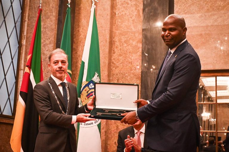 Cerimónia de entrega de Chaves da Cidade do Porto ao Presidente da República de Moçambique e realização do tête-à-tête e conversações entre as duas delegações9