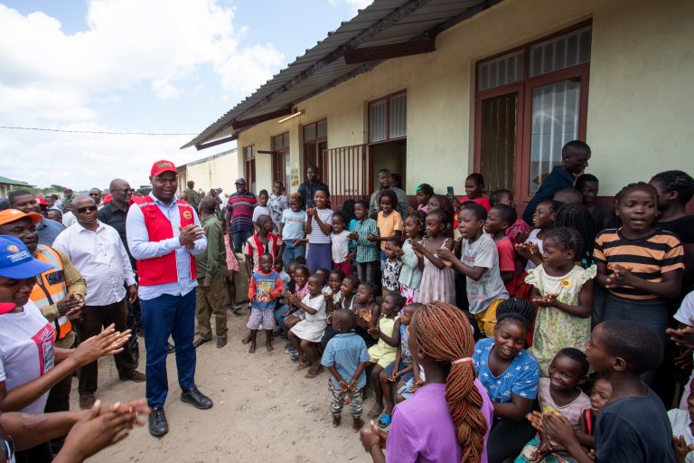 Presidente Daniel Chapo visita centros de acolhimento da população afectada pelas cheias e inundações no distrito da Manhiça, província de Maputo 4