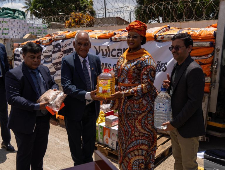 Primeira-Dama recebe donativas da Vulcan Moçambique, destinados às vítimas das cheias e inundações5