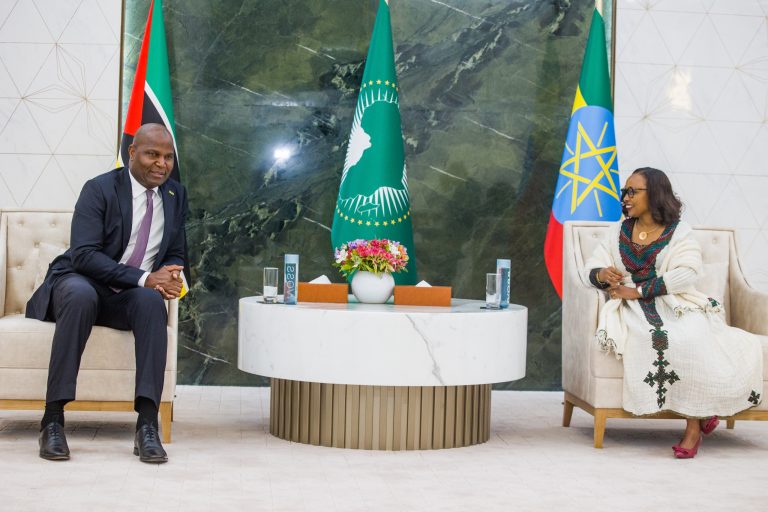 Presidente da República chega a Adis Abeba (Etiópia) para participar na 39 Cimeira dos Chefes de Estado e de Governo da União Africana1
