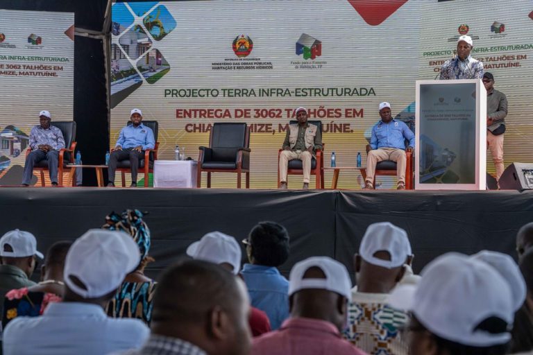 Presidente da República entrega 3.062 talhões infra-estruturados, em Matituine, no âmbito do Projecto Nacional de Terra Infra-estruturada4