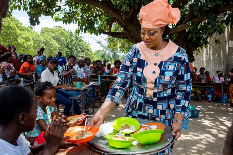 Primeira-Dama acompanha de perto as condições de acomodação das populações afectadas pelas cheias e reforça as acções de apoio humanitário5
