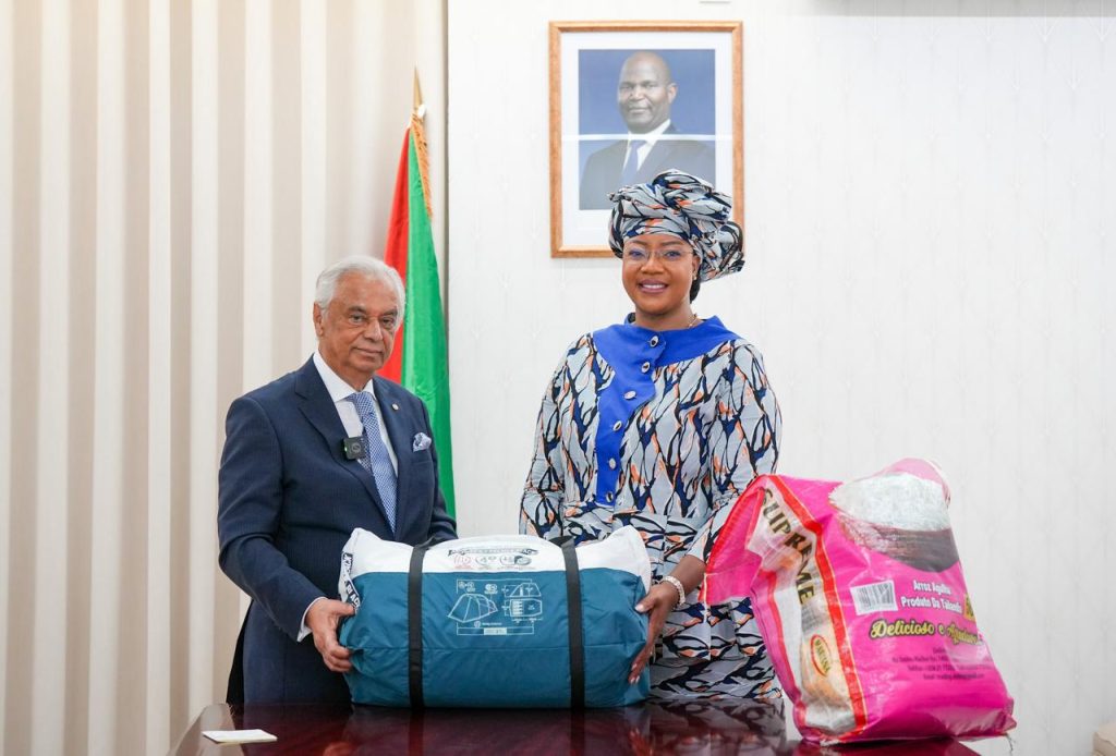 Primeira-Dama da República recebe donativos da Rede Aga Khan para assistência às vítimas das cheias e inundações3