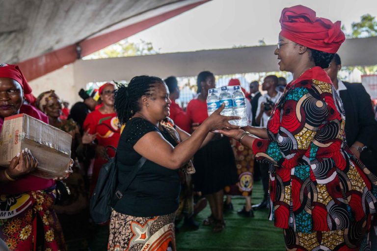 Primeira-Dama da República reúne-se com mulheres para mobilizar apoio às vítimas das cheias em Sofala13(1)