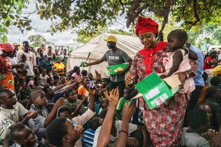 Primeira-Dama presta assistência às vítimas das cheias em Guara-Guara, distrito de Búzia, em Sofala9
