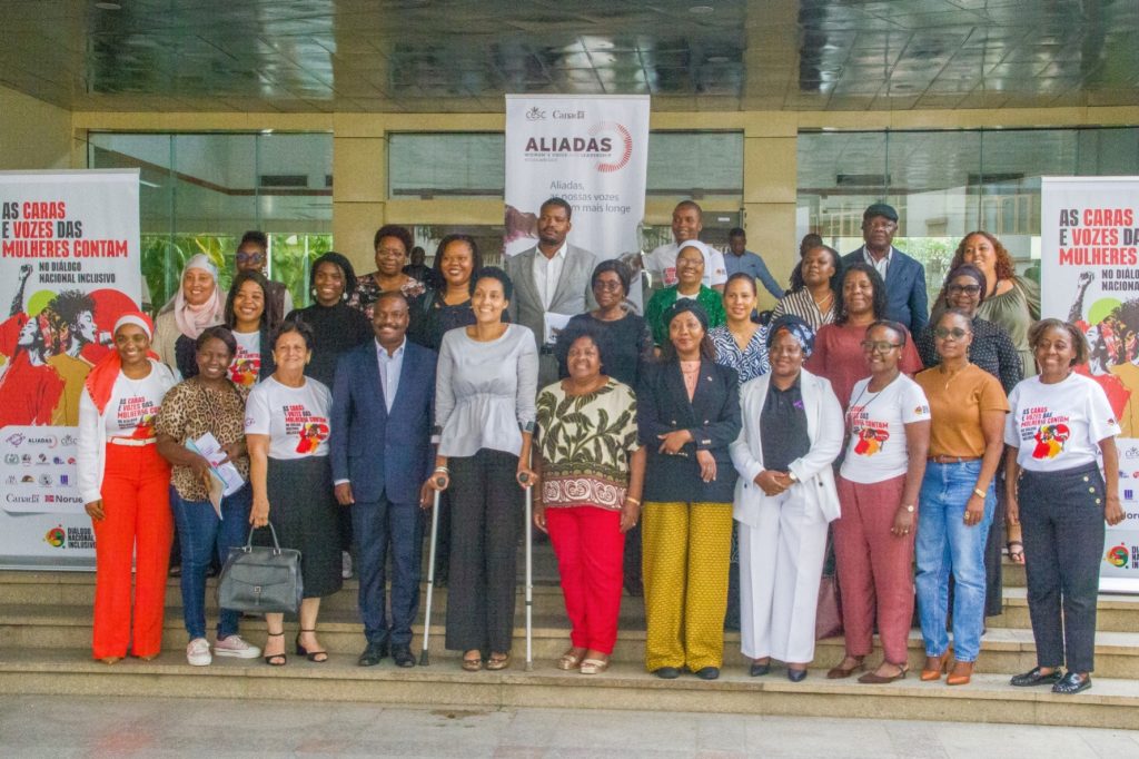 Foto Família: Entrega das Contribuições das Mulheres à Comissão Técnica do Diálogo Nacional Inclusivo
