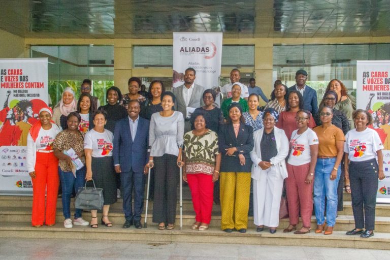 Foto Família: Entrega das Contribuições das Mulheres à Comissão Técnica do Diálogo Nacional Inclusivo