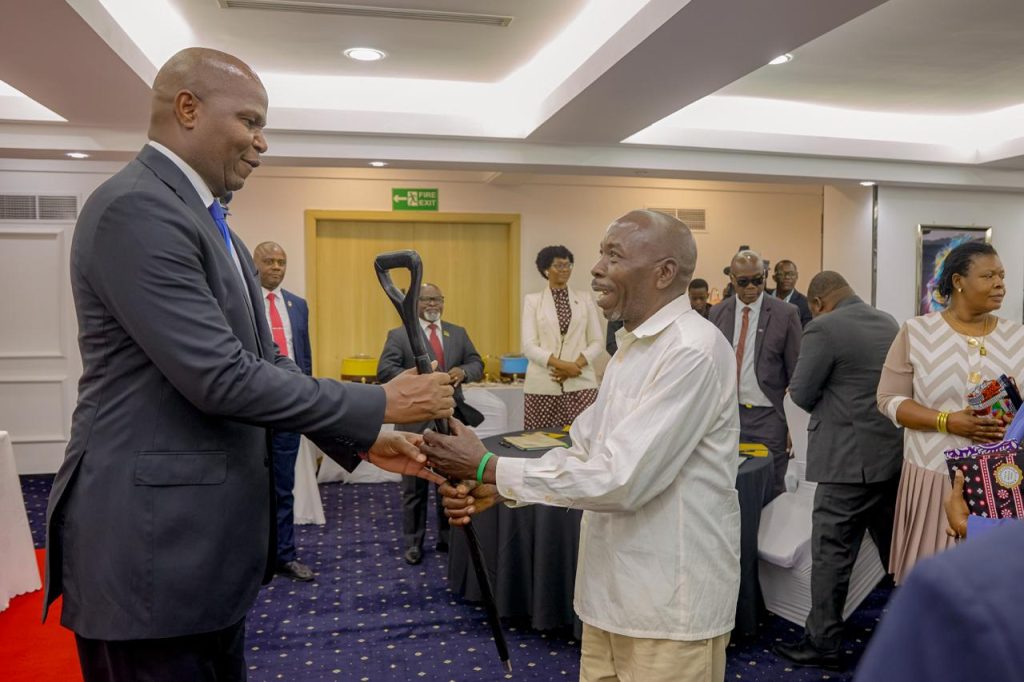 Presidente Daniel Chapo reúne-se, em Nairobi, com representantes da comunidade moçambicana residente no Quénia8(1)