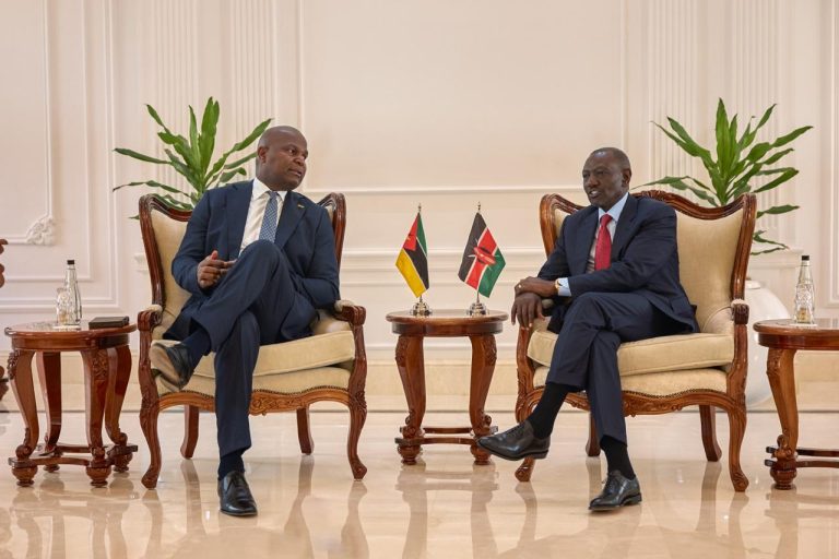 Tête-à-tête entre os Presidentes Daniel Chapo e William Ruto na Presidência da República do Quénia