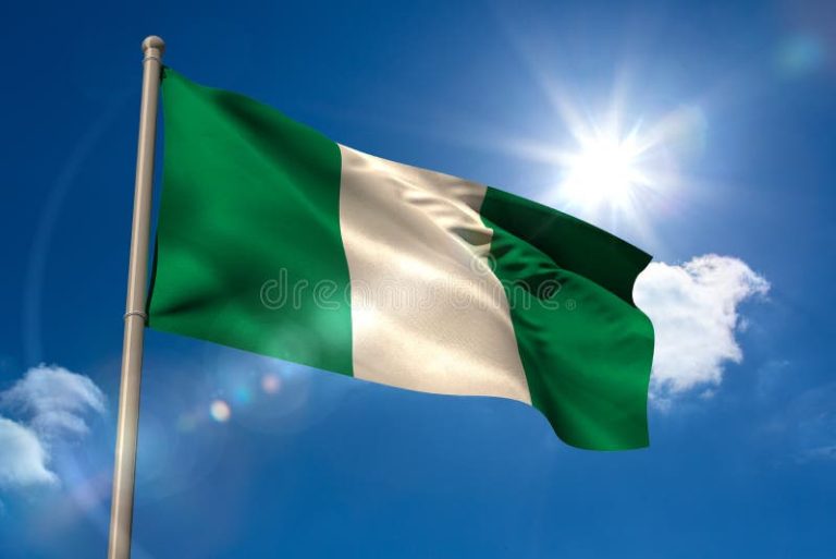 bandeira-nacional-de-nigéria-no-mastro-de-bandeira-39860647