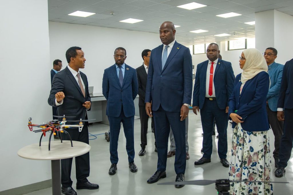 Presidente Daniel Chapo visita o Instituto de Inteligencia Artificial, em Adis Abeba, Etiopia6