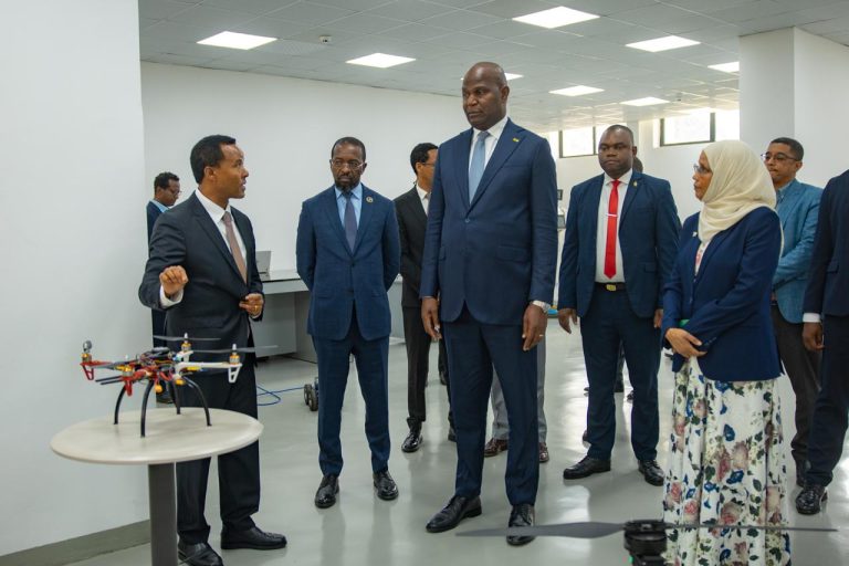 Presidente Daniel Chapo visita o Instituto de Inteligencia Artificial, em Adis Abeba, Etiopia6