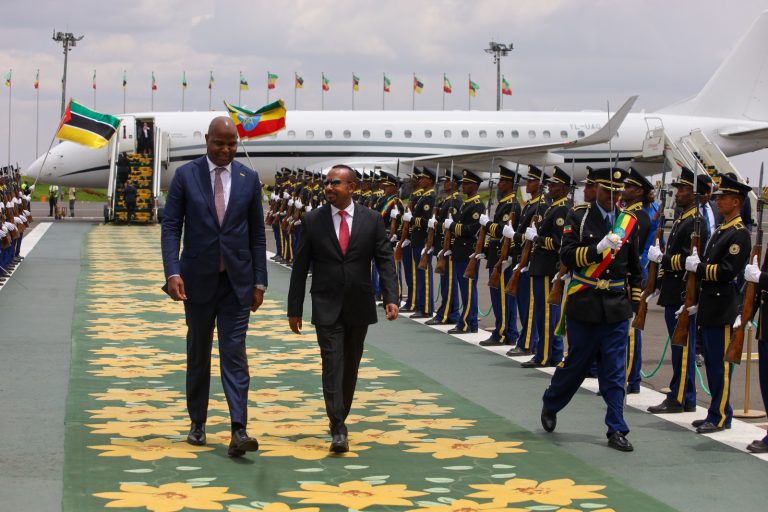 Presidente da República recebido em Adis Abeba, a capital etíope, para o início da Visita Oficial6