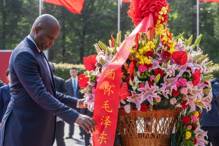 Presidente da República visita e deposita coroa de flores na Praça Mao Tse Tung, fundador da República Popular da China2(1)
