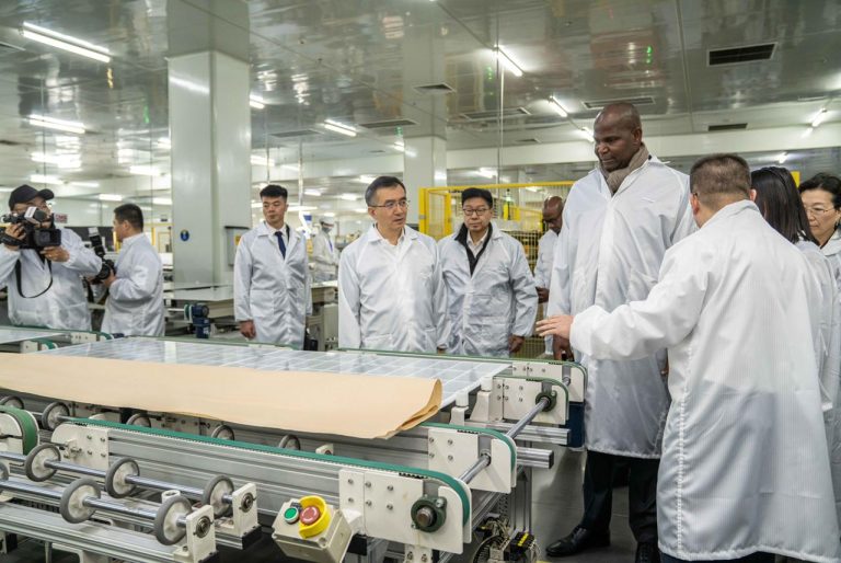 Presidente da Republica visita, em Xining, capital da provincia chinesa de Qinghai, a empresa de producao de paineis solares, energia eolica e hidrica – IBC2