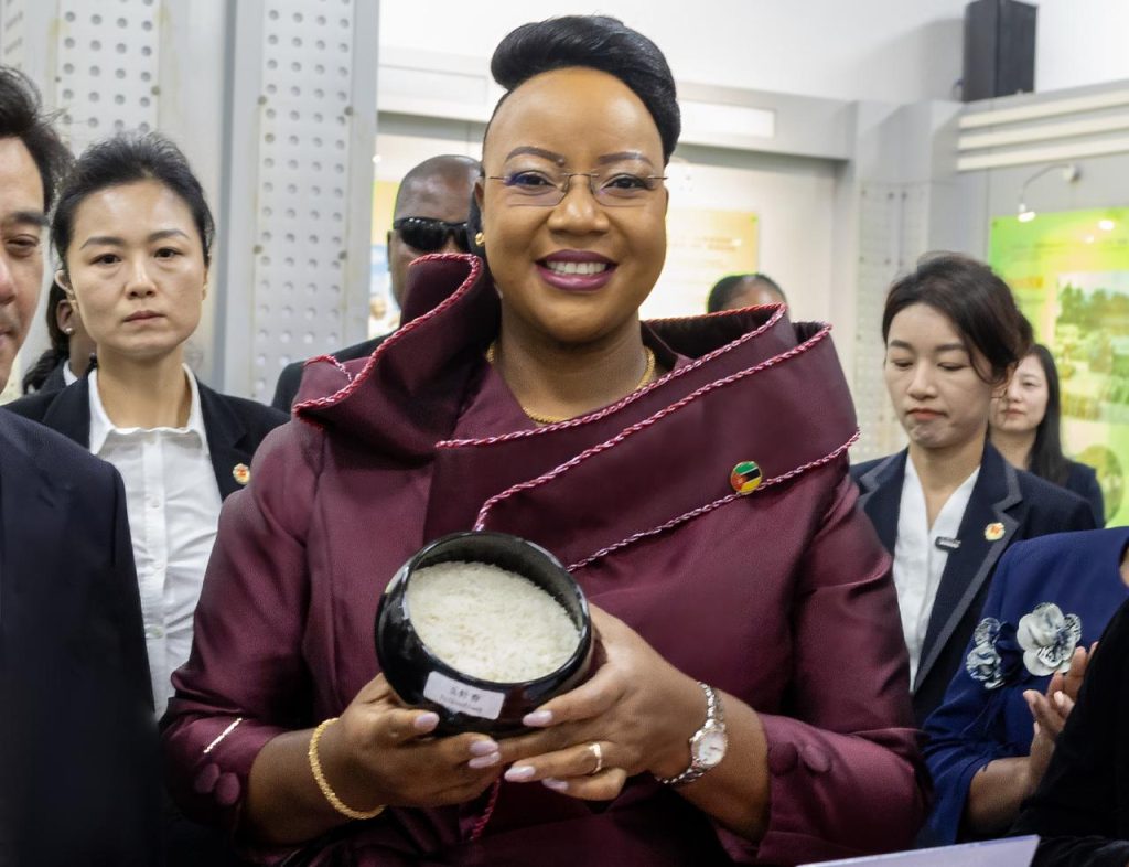 Primeira-Dama visita Centro de Investigacao de Arroz Hibrido de Hunan, na China