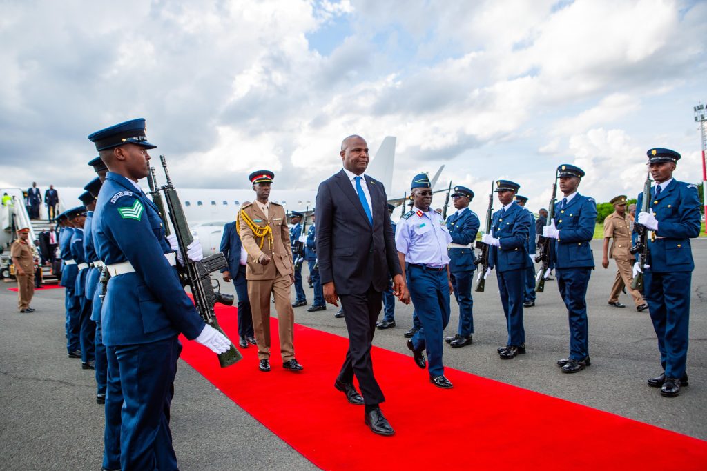 Presidente da República chega a Nairobi, Quénia, para participar na Cimeira França-África, a decorrer sob o lema Parcerias entre África e França para a Inovação e Crescimento1