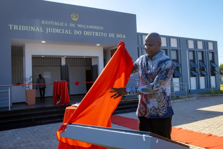 Presidente da República inaugura o edifício para o funcionamento do Tribunal Judicial do Distrito de Dôa, na província de Tete7