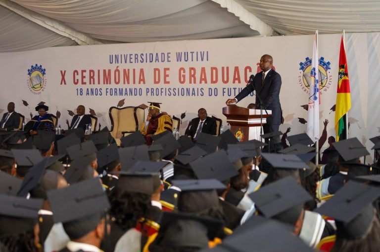 Presidente da República participa na X Cerimónia de Graduação da Universidade Wutivi12