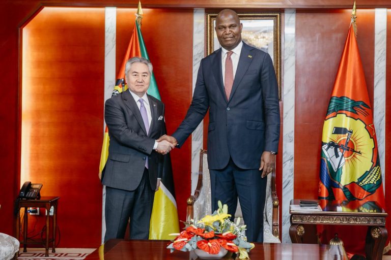 Presidente da República recebe em audiência Zheenbek Kulubaev, Ministro dos Negócios Estrangeiros da República do Quirguistão3