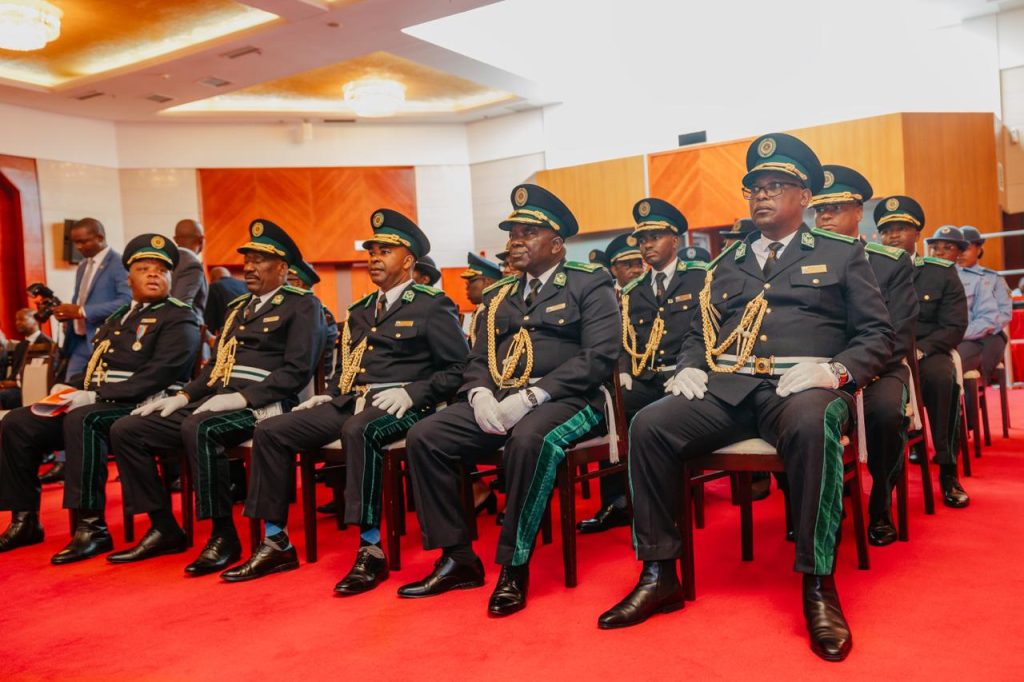 Presidente da República recebe saudação da Polícia da República de Moçambique (PRM) por ocasião dos 51 anos da corporação3