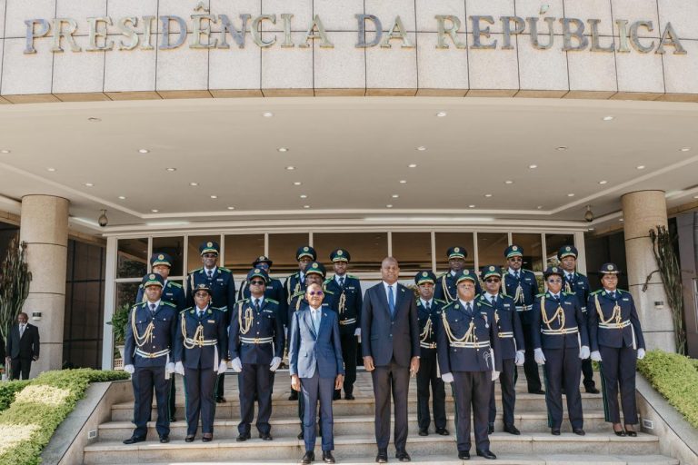 Presidente da República recebe saudação da Polícia da República de Moçambique (PRM) por ocasião dos 51 anos da corporação8
