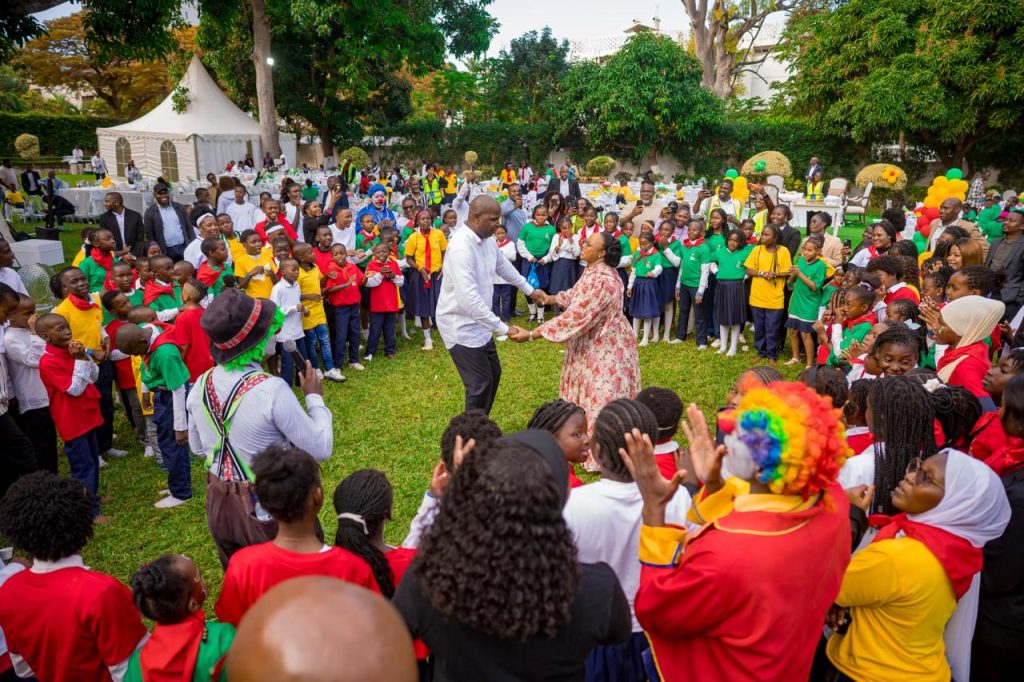 Presidente da Republica e Esposa confraternizam com criancas por ocasiao do 16 de Junho, Dia da Crianca Africana 7