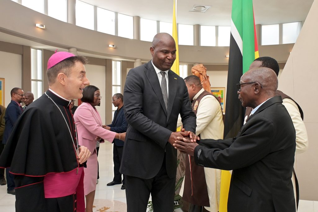 Presidente da Republica visita a Nunciatura Apostolica para prestar solidariedade pela morte do Bispo da Diocese de Quelimane e Administrador Apostolico da Arquidiocese da Beira2