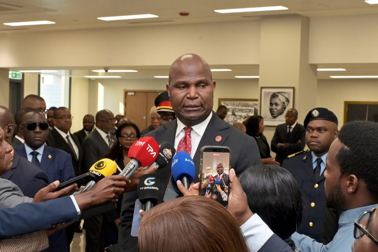 Presidente da Republica visita do Movimento Popular de Libertacao de Angola (MPLA) para prestar solidariedade pela morte do seu Secretario das Relacoes Exteriores11